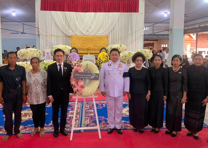 'ยศชนัน' ร่วมพิธีรดน้ำศพ 'ครูทิวาพร' เหยื่อเหตุรุนแรงโรงเรียนเทพศิรินทร์ นนทบุรี พร้อมให้กำลังใจครอบครัวผู้เสียชีวิต