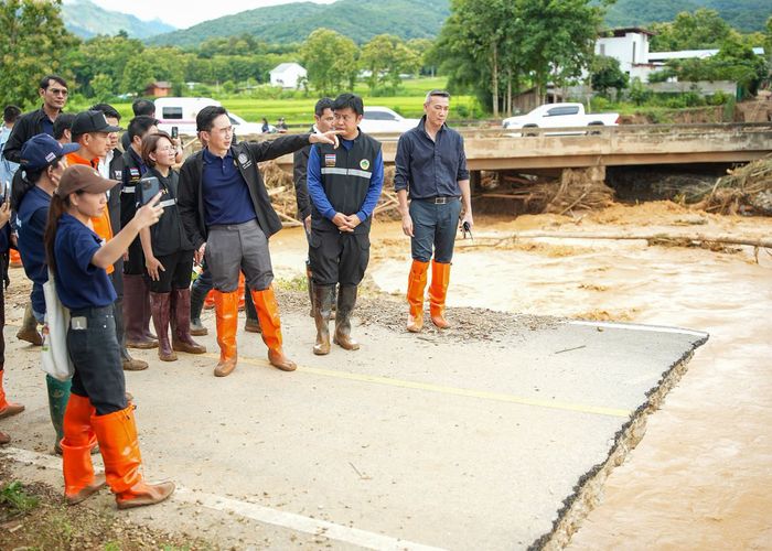 'ยศชนัน' พร้อมทีมผู้ว่าฯน่าน ลงพื้นที่ อ.ปัว ติดตามการฟื้นฟูที่อยู่อาศัยและพื้นที่สาธารณะ พร้อมมอบถุงยังชีพ ให้กำลังใจประชาชนที่ได้รับผลกระทบ