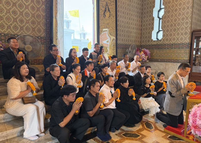 เปิดภาพ 'สว.สำรอง' นัดรวมพลทำพิธีใหญ่ ผูกผ้าเสาหลักเมือง-กราบพระแก้วมรกต