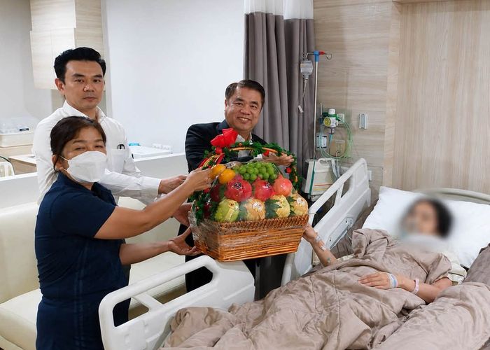 'รมว.สุริยะ' เยี่ยมให้กำลังใจครูบาดเจ็บจากเหตุรุนแรงโรงเรียนเทพศิรินทร์ นนทบุรี ย้ำรัฐพร้อมดูแลเต็มที่ พร้อมติดตามการช่วยเหลือต่อเนื่อง