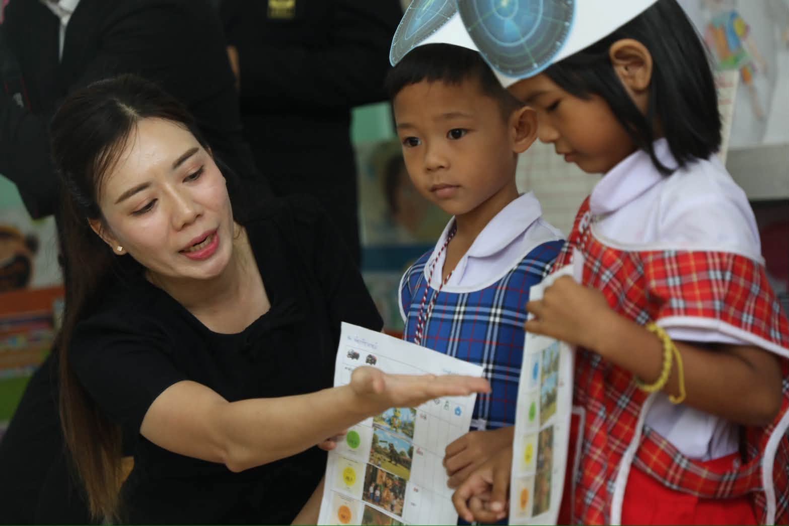 นักเรียน ครู.jpg